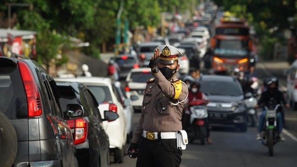 Polisi mengatur lalu lintas di jalur wisata Jalan Parangtritis, Kretek, Bantul, D.I Yogyakarta, Rabu (4/5/2022).   