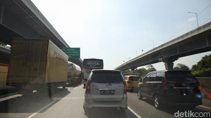 Ada Contraflow, Tol Japek Arah Cikampek Macet Kendaraan terjebak kemacetan di KM 47 hingga KM 58 arah Cikampek, Karawang, Jawa Barat, Jumat (6/5/2022).