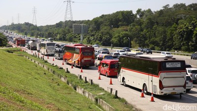 Ada Contraflow, Tol Japek Arah Cikampek Macet