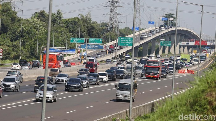 Kendaraan terjebak kemacetan di KM 47 hingga KM 58 arah Cikampek, Karawang, Jawa Barat, Jumat (6/5/2022).