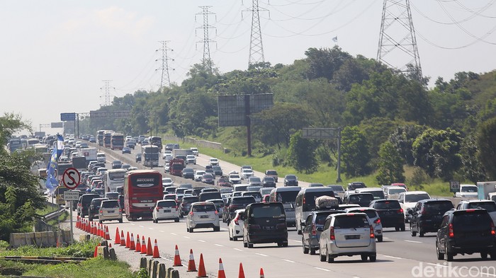 Kendaraan terjebak kemacetan di KM 47 hingga KM 58 arah Cikampek, Karawang, Jawa Barat, Jumat (6/5/2022).