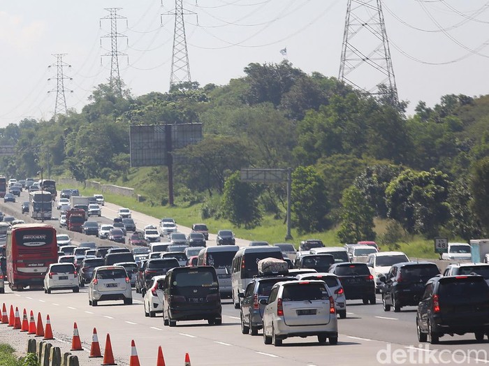 Kendaraan terjebak kemacetan di KM 47 hingga KM 58 arah Cikampek, Karawang, Jawa Barat, Jumat (6/5/2022).