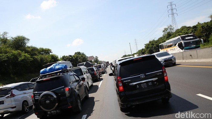 Kendaraan terjebak kemacetan di KM 47 hingga KM 58 arah Cikampek, Karawang, Jawa Barat, Jumat (6/5/2022).