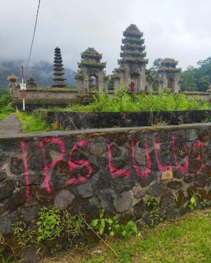 Aksi corat-coret di seputaran kawasan suci Pura Gubug Danau Tamblingan, Desa Munduk, Kecamatan Banjar, Kabupaten Buleleng