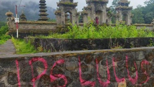 Aksi corat-coret di seputaran kawasan suci Pura Gubug Danau Tamblingan, Desa Munduk, Kecamatan Banjar, Kabupaten Buleleng