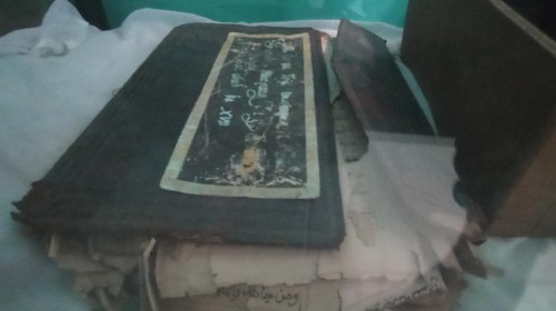 Al-Quran kuno di Kampung Bugis Pulau Serangan Bali. (Sui Suadnyana/detikBali)