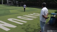 Yana berjalan-jalan di lokasi tersebut untuk melihat titik-titik keramaian dan tumpukan sampah di lokasi tersebut.