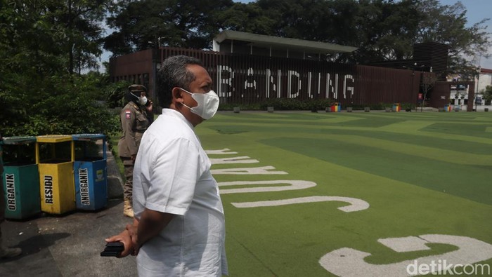 Timbulkan kerumunan hingga sampah, Alun-alun Kota Bandung ditutup sementara. Ratusan warga yang tak bisa masuk tumpah ruah di luar kawasan, Jumat, 6/5/2022.