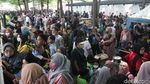 Alun-alun Bandung Ditutup, Pengunjung Tumpah Ruah di Luar Kawasan