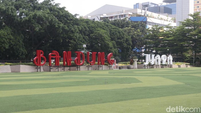 Alun-alun Bandung Ditutup, Pengunjung Tumpah Ruah di Luar Kawasan Timbulkan kerumunan hingga sampah, Alun-alun Kota Bandung ditutup sementara. Ratusan warga yang tak bisa masuk tumpah ruah di luar kawasan, Jumat, 6/5/2022.