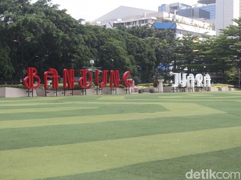 Timbulkan kerumunan hingga sampah, Alun-alun Kota Bandung ditutup sementara. Ratusan warga yang tak bisa masuk tumpah ruah di luar kawasan, Jumat, 6/5/2022.