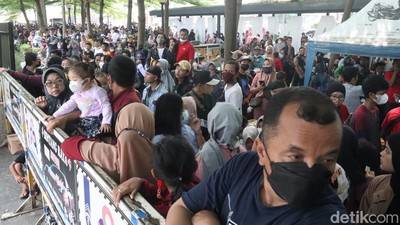 Alun-alun Bandung Ditutup, Pengunjung Tumpah Ruah di Luar Kawasan