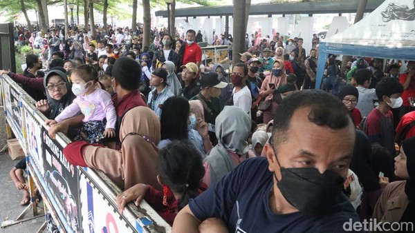 Alun-alun Bandung Ditutup, Pengunjung Tumpah Ruah di Luar Kawasan