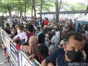 Alun-alun Bandung Ditutup, Pengunjung Tumpah Ruah di Luar Kawasan
