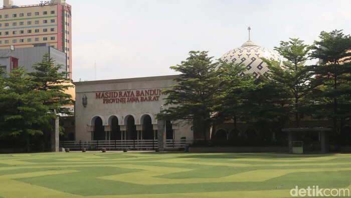 Alun-alun Bandung Ditutup, Pengunjung Tumpah Ruah di Luar Kawasan Timbulkan kerumunan hingga sampah, Alun-alun Kota Bandung ditutup sementara. Ratusan warga yang tak bisa masuk tumpah ruah di luar kawasan, Jumat, 6/5/2022.