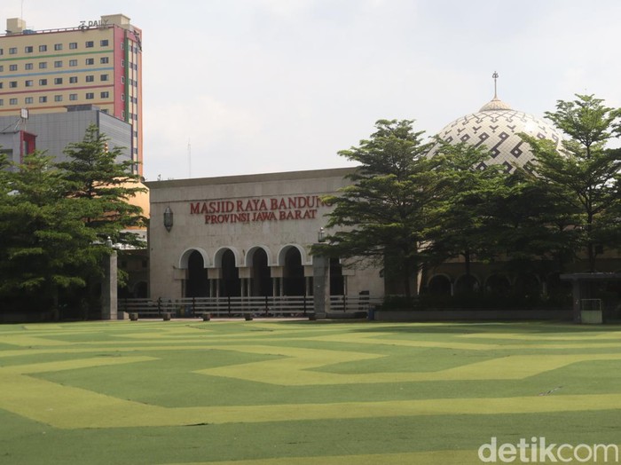 Timbulkan kerumunan hingga sampah, Alun-alun Kota Bandung ditutup sementara. Ratusan warga yang tak bisa masuk tumpah ruah di luar kawasan, Jumat, 6/5/2022.