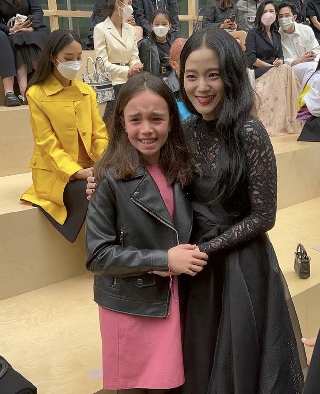 Jisoo BLACKPINK menyita perhatian publik saat menghadiri acara fashion show DIOR. Dia tertangkap kamera menyapa Jung Hae In dan menghebohkan penggemar drama Korea Snowdrop. Ada pula momen viral anak bos DIOR yang menangis saat bertemu Jisoo di acara tersebut. Foto: dok. Twitter