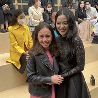 Jisoo BLACKPINK menyita perhatian publik saat menghadiri acara fashion show DIOR. Dia tertangkap kamera menyapa Jung Hae In dan menghebohkan penggemar drama Korea Snowdrop. Ada pula momen viral anak bos DIOR yang menangis saat bertemu Jisoo di acara tersebut. Foto: dok. Twitter