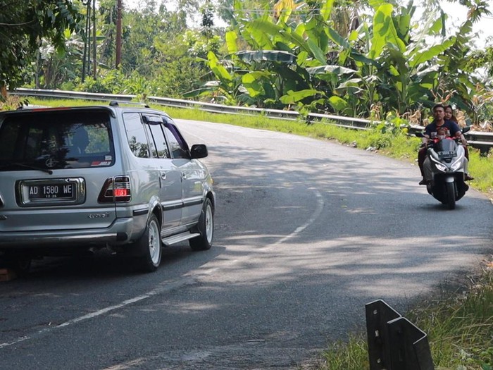 Anggota Polsek Grobogan bersiaga di jalur tanjakan dan tikungan tajam di Jalan Jatipohon, Kabupaten Grobogan, Jumat (6/5/2022).