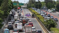 Polisi menutup ruas Tol Cikampek dari arah Tol Dalam Kota (Dalkot) dan Tol Tanjung imbas membludaknya kendaraan arus balik.  