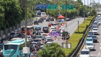 Sambodo menyampaikan pengendara yang hendak menuju Cikampek dapat lewat Tol Jakarta Outer Ring Road (JORR). 