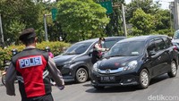 Sistem satu arah diberlakukan mulai dari Tol Kalikangkung Semarang KM 414 hingga Tol Jakarta-Cikampek KM 47. 