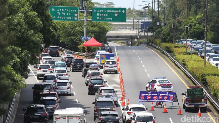 Petugas Kepolisian mengatur lalu lintas penutupan jalan tol dalam kota di Km 0 arah Cikampek, Jakarta, Jumat (6/5/2022).