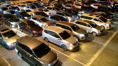 Antrean kendaraan arus balik wisatawan di areal pelabuhan Gilimanuk, Jumat (6/5/2022) malam ini