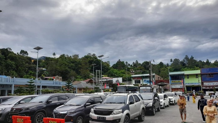 Antrean kendaraan di Dermaga Ajibata.