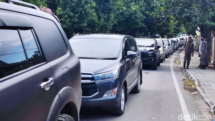 Antrean kendaraan menuju Kawasan Wisata Tanjung Bira, Bulukumba.