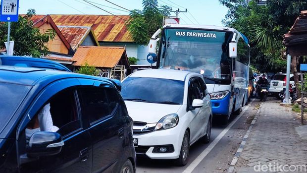 Antrean kendaraan menuju Kawasan Wisata Tanjung Bira, Bulukumba.