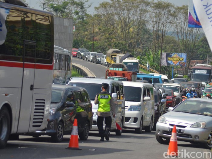 Antrian kendaraan di jembatan layang Rajapolah, Jumat siang.