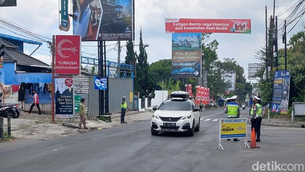 Antrian kendaraan di jembatan layang Rajapolah, Jumat siang.