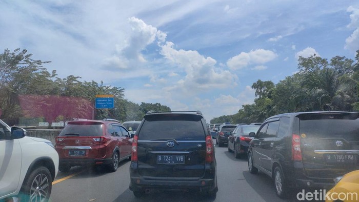 Arus balik 6 Mei: lalin jelang GT Cikampek