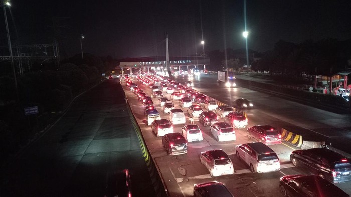 Gerbang Tol Cikupa, Kabupaten Tangerang, mulai dipadati kendaraan mobil arus balik, Jumat (6/5) malam. Antrean kendaraan terjadi di Gerbang Tol Cikupa menuju arah Jakarta.