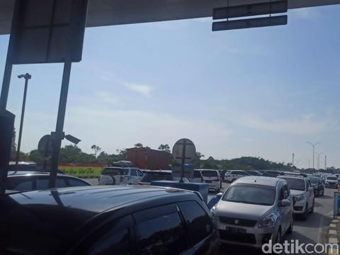 Arus balik pemudik di Tol Pejagan-Pemalang, Jumat (6/5/2022) sore.