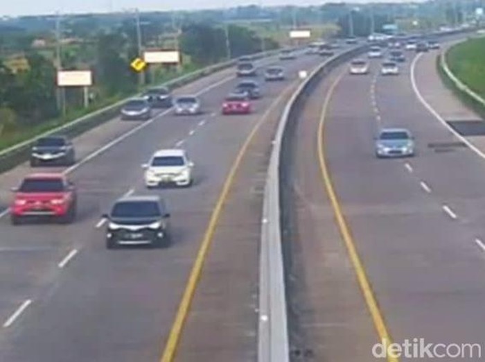 Arus balik pemudik di Tol Pejagan-Pemalang, Jumat (6/5/2022) sore.