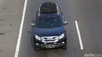 Sebuah mobil dengan barang di atas atap mobil melintas di tol Jakarta Cikampek.