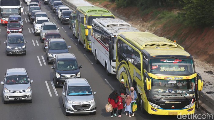 Pemudik terjebak kemacetan di KM 57 Tol Jakarta Cikampek, Karawang, Jawa Barat, Jumat (6/5/2022). Meski polisi memberlakukan one way kemacetan terjadi selepas gerbang tol Cikampek Utama hingga Km 47 untuk jalur on way sebalah kiri. Untuk jalur one way sebelah kanan arah  Jakarta terlihat lancar kendaraan dapat memacu kecepatan hingga 80 km/jam. Foto diambil Pukul 15.10 WIB.
