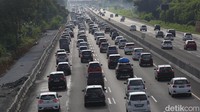 Sementara, jalur one way sebelah kanan arah  Jakarta terlihat ramai lancar.
