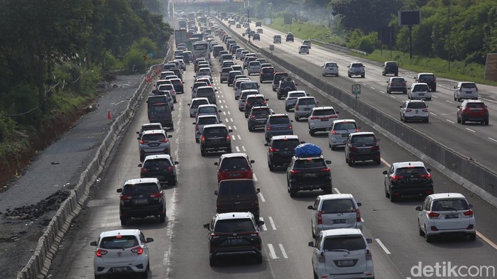 Pemudik terjebak kemacetan di KM 57 Tol Jakarta Cikampek, Karawang, Jawa Barat, Jumat (6/5/2022). Meski polisi memberlakukan one way kemacetan terjadi selepas gerbang tol Cikampek Utama hingga Km 47 untuk jalur on way sebalah kiri. Untuk jalur one way sebelah kanan arah  Jakarta terlihat lancar kendaraan dapat memacu kecepatan hingga 80 km/jam. Foto diambil Pukul 15.10 WIB.