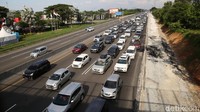 Pemudik terjebak kemacetan di KM 57 Tol Jakarta Cikampek, Karawang, Jawa Barat.