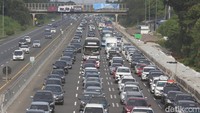 Pantauan detikcom, Jumat, (6/5/2022), sekitar pukul 15.10 WIB, kemacetan terjadi selepas gerbang tol Cikampek Utama (Cikatama) arah ke Jakarta.
