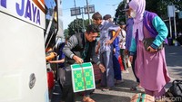 Sejumlah pemudik terlihat mulai kembali berdatangan di Terminal Kampung Rambutan usai menghabiskan waktu libur lebaran di kampung halamannnya.   