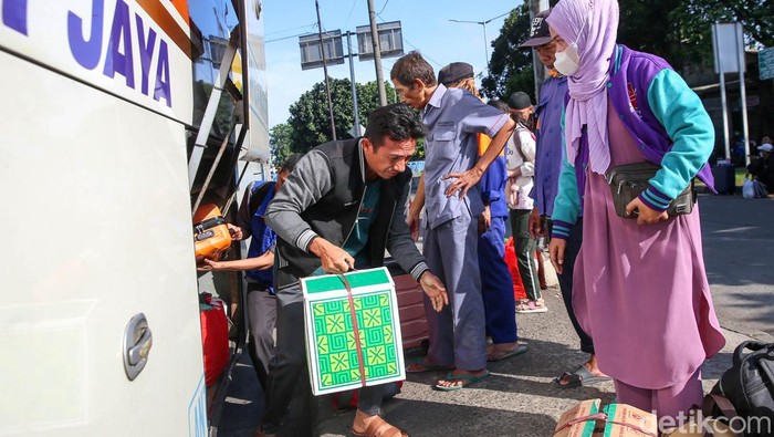 Arus Balik, Warga Mulai Tiba di Terminal Kampung Rambutan Sejumlah pemudik tiba di Terminal Kampung Rambutan, Jakarta Timur, Jumat (6/5/2022).