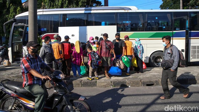 Sejumlah pemudik tiba di Terminal Kampung Rambutan, Jakarta Timur, Jumat (6/5/2022).