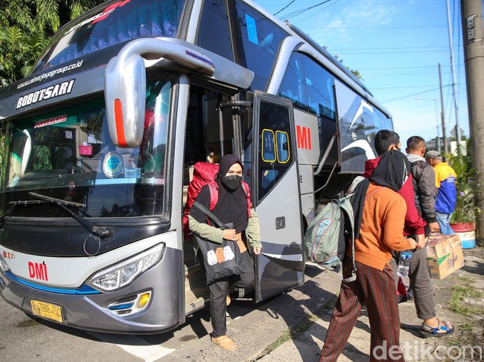 Sejumlah pemudik tiba di Terminal Kampung Rambutan, Jakarta Timur, Jumat (6/5/2022).