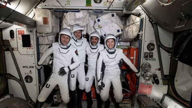 Keempat astronaut, tiga dari NASA dan satu dari ESA, berhasil mendarat dengan selamat di Bumi lagi usai bertugas selama setengah tahun di Stasiun Luar Angkasa Internasional (ISS).