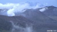 Wisata puncak B29 negeri di atas awan Lumajang yang menyuguhkan pemandangan cantik. Tempat wisata ini ada di Desa Argosari, Kecamatan Senduro, Kabupaten Lumajang. Di B29, wisatawan akan dimanjakan dengan keindahan alam Gunung Bromo di sisi barat, Gunung Semeru di sisi selatan serta sunrise yang bisa dinikmati di sisi timur. Selain itu, gumpalan awan di bawah bukit membuat wisatawan bisa merasakan sensasi berada di atas awan. Foto: Nurhadi Wicaksono/detikJatim