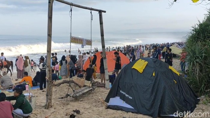 Sejumlah pantai di Kabupaten Garut terus dipadati wisatawan di momen libur Lebaran ini. Di beberapa pantai, wisatawan menyemut saking banyaknya, Jumat, 6/5/2022.